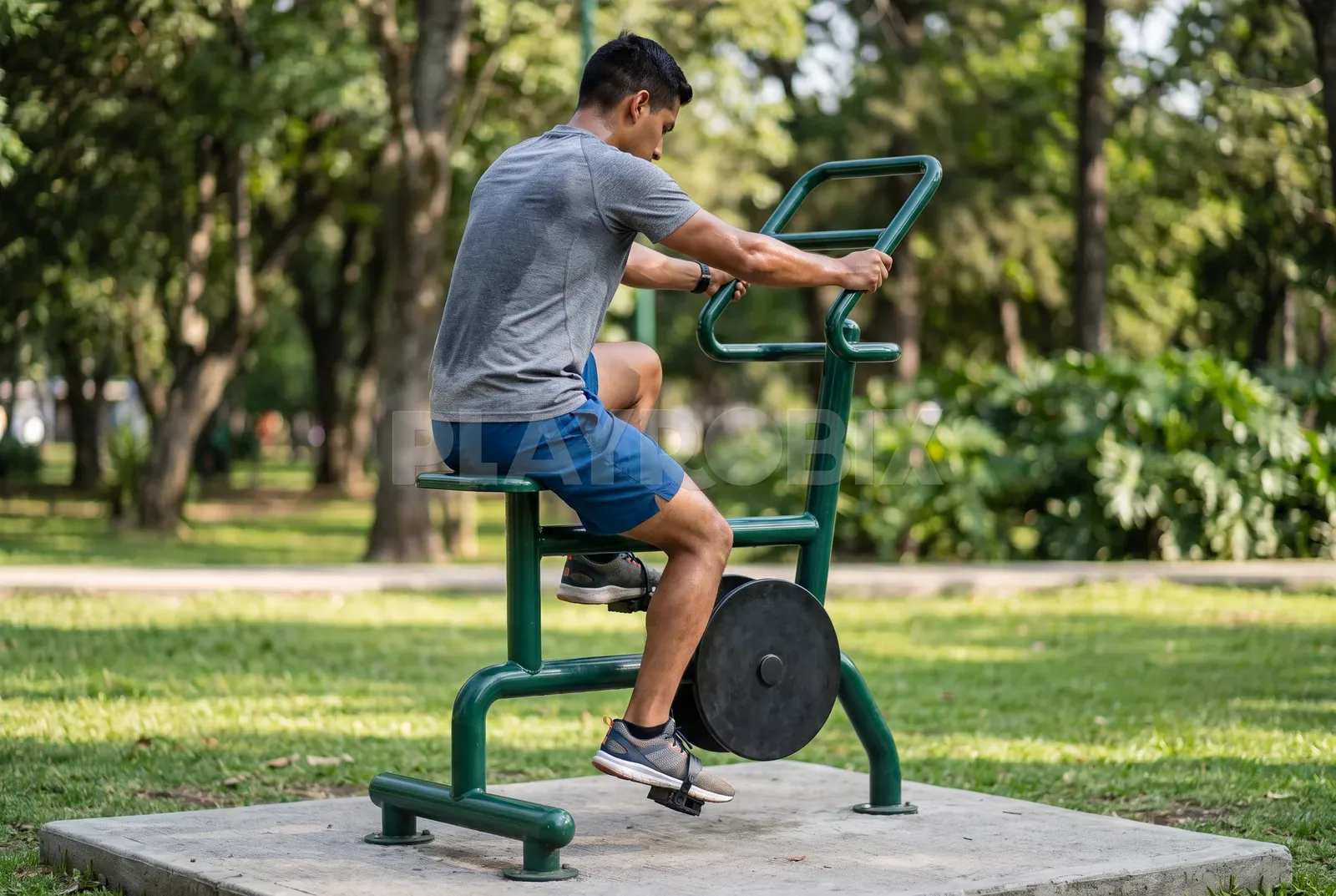 Persona usando bicicleta estática individual en un parque
